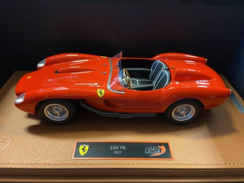 IMG_7471 FERRARI 250 TESTAROSSA 1/18