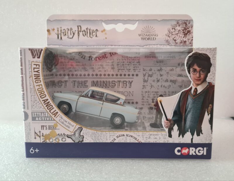 HARRY POTTER FLYING FORD ANGLIA WITH FIGURES 1/43