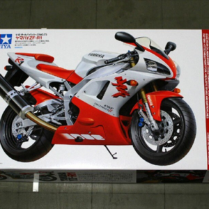 YAMAHA YZF-R1 1/12
