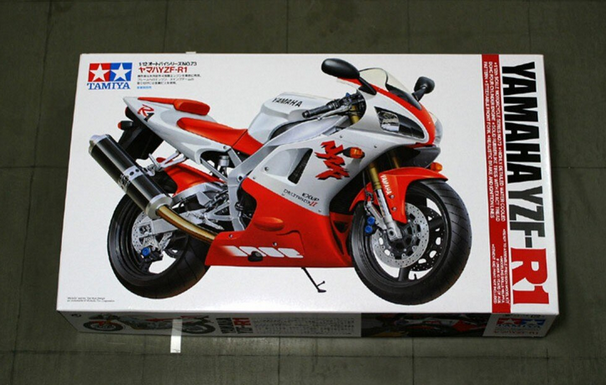 YAMAHA YZF-R1 1/12