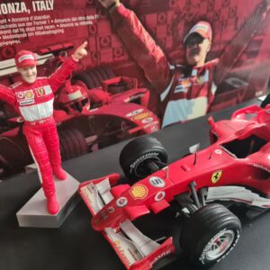 FERRARI F248 M.SCHUMACHER + PILOTA 1/18