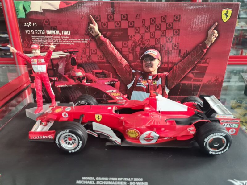 FERRARI F248 M.SCHUMACHER + PILOTA 1/18