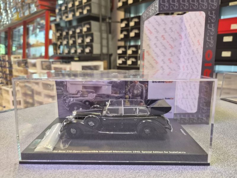 MERCEDES BENZ 770F WITH FIGURE 1/43